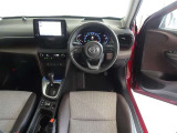 革巻きステアリングで快適な操作性の運転席です。