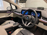 BMWの運転席はドライバーオリエンテッドという構造を採用。ドライバー目線の操作がしやすい設計になっており、ドライブ中にも目線の移動が少なく運転中にも簡単に操作ができます。