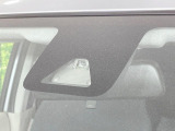 【スマートアシスト】走行中に前方の車両等を認識し、衝突しそうな時は警報とブレーキで衝突回避と被害軽減をアシスト。より安全にドライブをお楽しみいただけます。