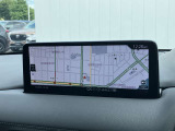 お手元のスマートフォンと接続して頂く事で使用可能な「AppleCarPlay/AndroidAuto」電話の応答は勿論、メッセージの受信やLINE、音楽接続からナビアプリの使用まで幅広く活躍致します。