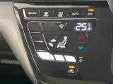【オートエアコン】一度お好みの温度に設定すれば、車内の温度を検知し風量や温度を自動で調整。暑い&hellip;寒い&hellip;と何度もスイッチ操作をする必要はありません。