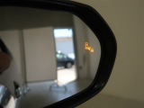 隣車線を走る車両をレーダーで検知し、ドアミラーでは確認しにくい後側方エリアに存在する車両に加え、急接近してくる車両も検知します。車両を検知するとドアミラーに搭載されたLEDインジケーターが点灯します。