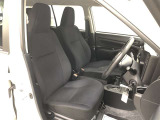 腰から背中をしっかり支える構造で、長時間の運転でも身体への負担が小さいフロントシート!乗り降りも頻繁に行われることを考慮し、着座ポイントも高めに設定。毎日の運転も快適です!