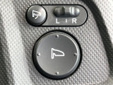 【電動格納ミラー】サイドミラーは電動格納式となっており、狭い駐車場でもキズがつくリスクを抑えられます。