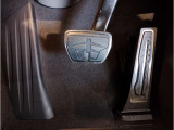 【ペダル】BMWはオルガン式アクセルペダルを採用しています。踏み込む足とペダルが同じ軌跡を描くため、かかとがずれにくく、アクセルコントロールがよりしやすくなるメリットがあります。