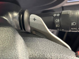 【パドルシフト】ハンドルから手を離さずに素早くシフトアップ&ダウンができるので、エンジンブレーキを使う下り坂や高速道路の合流で加速したい場面で役立ちます。