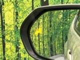 【ブラインドスポットモニター】走行中、ドアミラーの死角になりやすい箇所に後続車が接近するとサイドミラーのレンズに警告を表示!ドライバーに注意喚起をしてくれます。