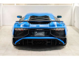 Fixed rear air intake in visible carbon fiber