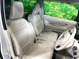 運転席まわりには十分なスペースがあり、大柄な方でもゆったり運転していただける環境です。