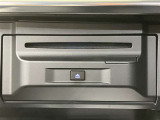 グローブボックス内のDVD・CDプレイヤーです