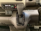 CVT車のセレクトレバーです。低速から高速まで、変速ショックのないスムーズな走りを実現するとともに、エンジン効率のよい領域を維持することで燃費にも貢献します。