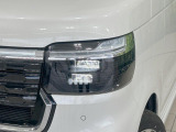 【LEDヘッドライト】悪天候や夜間走行時も良好な視界を確保し安心して運転できる高輝度LEDヘッドライトを装備!点灯速度が早く、消費電力も抑えられています。
