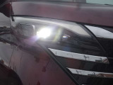【アダプティブLEDヘッドライト】夜間走行時対向車を感知し、対向車がいるところだけ自動でハイビームの切り替えをしてくれるので、良好な視界を確保し安心して運転できます☆