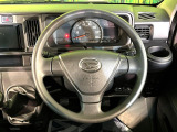 インテリアに合わせたデザインのステアリングは、運転される方のことも考え、運転しやすい形状、大きさです。是非一度、実際に触ってお確かめください。