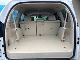 積み下ろしのしやすいデッキにはたっぷりと荷物を積み込んでいただけます。遊びから仕事まで、様々なシーンで頼れます♪
