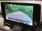 【バックカメラ】駐車時に後方がリアルタイム映像で確認できます。大型商業施設や立体駐車場での駐車時や、夜間のバック時に大活躍!運転スキルに関わらず、今や必須となった装備のひとつです!