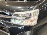 【LEDヘッドライト】悪天候や夜間走行時も良好な視界を確保し安心して運転できる高輝度LEDヘッドライトを装備!点灯速度が早く、消費電力も抑えられています。