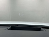 フロントガラスに情報投影するHUD付き。視線移動を最小限に、安全運転を支援します。