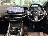 コックピットは、BMWらしくセンター・コンソールがドライバーに向けて傾けられた設計になっています。