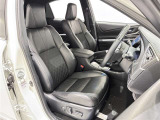 合皮+ファブリックのコンビネーションしーとなって居ります。運転席はパワーシートで微妙なポジション調整も可能です!