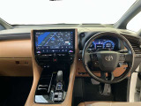 運転席周りのレイアウトをご覧ください。ナビゲーションが綺麗に装着されすっきり収まってますね!