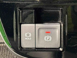指先一つで簡単に操作が可能な電動パーキングブレーキを採用。「HOLD」スイッチを押すと、渋滞や信号待ちなどでブレーキペダルから足を離しても、ブレーキを保持するので安心です