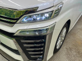 【LEDヘッドライト】悪天候や夜間走行時も良好な視界を確保し安心して運転できる高輝度LEDヘッドライトを装備!点灯速度が早く、消費電力も抑えられています。