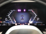 BMWヘッドアップディスプレイ:ドライバーが常に前方の道路状況に集中できるように装備され、現在の車速、ナビゲーション・システムによるルート案内の矢印表示などさまざまな情報をドライバーの視界内に表示します。
