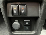 【シートヒーター】運転席、助手席にはシートヒーターを装備☆寒い朝にはシートをじんわり温めてくれてドライブも快適ですよ☆エアコンの暖房より早く温まってくれるので重宝☆スイッチon・off操作簡単