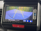 【バックカメラ】駐車時に後方がリアルタイム映像で確認できます。大型商業施設や立体駐車場での駐車時や、夜間のバック時に大活躍!運転スキルに関わらず、今や必須となった装備のひとつです!