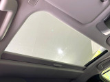 【パノラマルーフ】大型のガラスルーフ搭載で車内の解放感が一気にアップ!開放的なドライブをお楽しみいただけます。