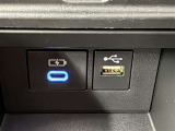 充電用USB端子付き。スマートフォンなどの充電に便利です。