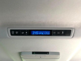 【リアオートエアコン】広い後部座席には必須の機能!風量や温度を自動で調整し前席と同様な車内環境にしてくれるリアオートエアコンを装備。夏の暑さも冬の寒さもストレスなく快適にお過ごしいただけます♪
