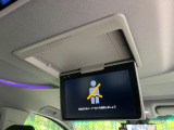 【フリップダウンモニター】大画面モニターで後席でもエンタメをお楽しみいただけます。小さなお子様にも大人気の装備です♪