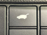 【パワーバックドア】スマートキーや運転席のボタンを押すだけでリアゲートが自動で開閉します!荷物を持っている時や、高い位置にあるバックドアを閉める際に便利な機能です♪