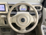 インテリアに合わせたデザインのステアリングは、運転される方のことも考え、運転しやすい形状、大きさです。是非一度、実際に触ってお確かめください。