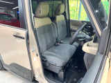 運転席シート廻りは使用感も少なく、良好な状態となっています。前オーナー様が丁寧に使っていたことがよくわかりますね。