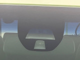 【シティブレーキアクティブシステム】低速走行中に前方の車両等を認識し、衝突しそうな時は警報とブレーキで衝突回避と被害軽減をアシスト。より安全にドライブをお楽しみいただけます。