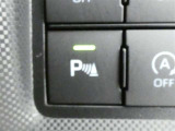 コーナーセンサーを車の前後に装備。障害物までの距離に応じて警告音を変えてお知らせ。縦列駐車時や駐車場・車庫などでの取り回しをサポートします。詳細は販売店スタッフまでおたずねください。