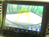 【バックカメラ】駐車時に後方がリアルタイム映像で確認できます。大型商業施設や立体駐車場での駐車時や、夜間のバック時に大活躍!運転スキルに関わらず、今や必須となった装備のひとつです!