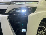 【LEDヘッドライト】悪天候や夜間走行時も良好な視界を確保し安心して運転できる高輝度LEDヘッドライトを装備!点灯速度が早く、消費電力も抑えられています。
