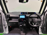 360&deg;UV&IRカット機能ガラス採用。見易い計器類と運転し易いレイアウトのドライビングポジションは、極細Aピラーの採用で視角も少なく前方&左右の見切りが良く安心して運転できます