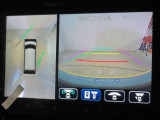 パノラミックビューモニター付きです。車両を上から見たような映像をディスプレイオーディオ画面に表示。運転席からの目視だけでは見にくい、車両周辺の状況をリアルタイムでしっかり確認できます。