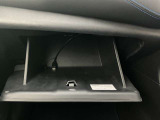 車検証入れになどにも使える便利な収納BOXあります。