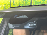 【i-ACTIVESENSE】走行中に前方の車両等を認識し、衝突しそうな時は警報とブレーキで衝突回避と被害軽減をアシスト。より安全にドライブをお楽しみいただけます。