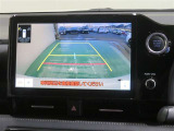 車両後方の映像を映すバックモニター。進路を確認しながら安全に車庫入れできます。