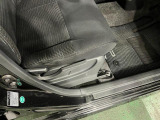 運転席シートの角、座面は多少の使用感があります。