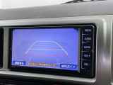 後方の見える安心をお届けするバックガイドモニター付:バックするときのアシストラインもあって楽々バック!車庫入れや縦列駐車をサポートし、苦手な駐車も安心です!今やもう手放せない装備ですネ♪