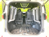普段のお買い物や通勤、送迎等に十分な荷室スペースを確保しております。セカンドシートを倒すと、大きな荷物の積載も可能です♪