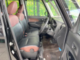 運転席まわりには十分なスペースがあり、大柄な方でもゆったり運転していただける環境です。